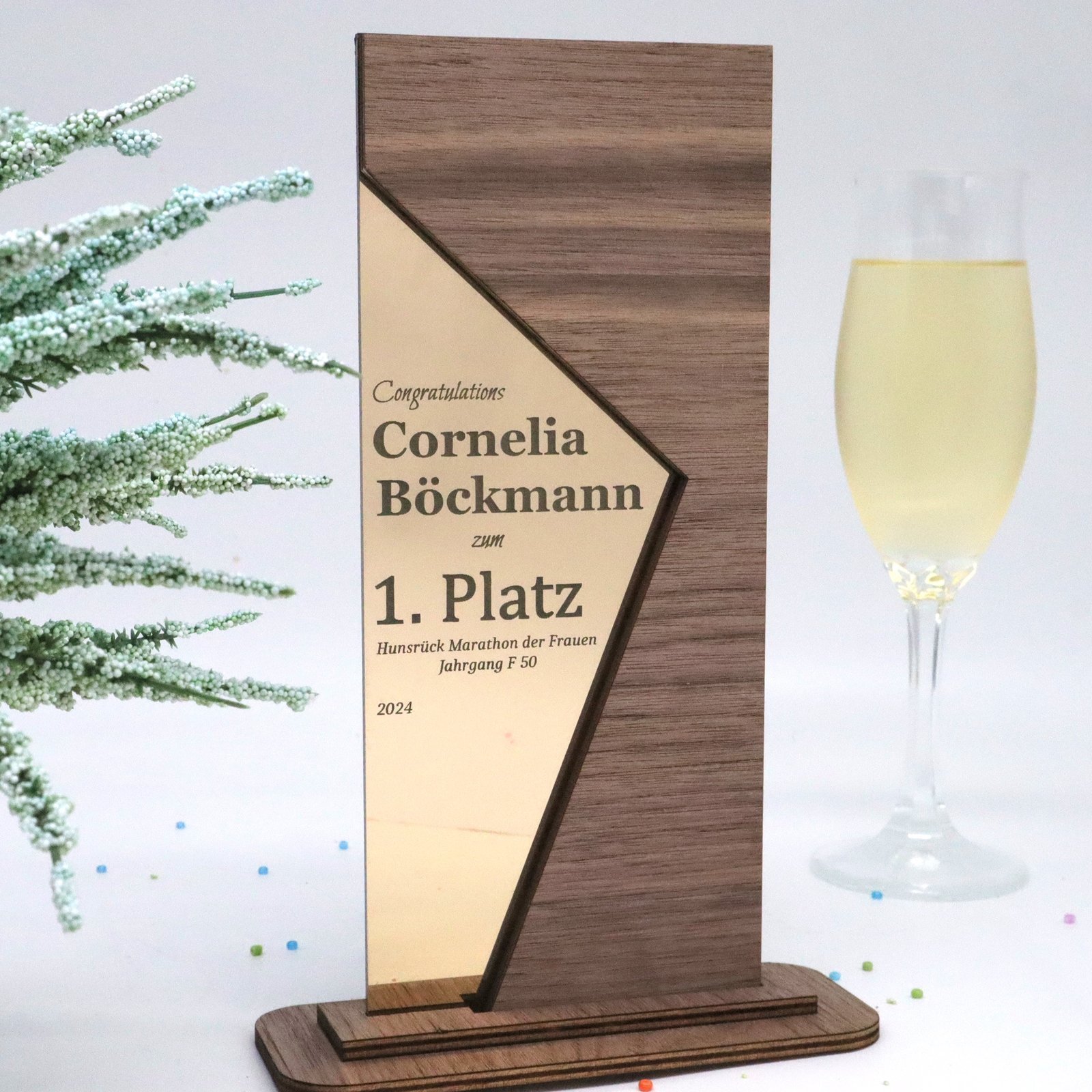 Personalisierte Trophäe aus Nussbaumholz mit Spiegel‑Acryl – Gravur, Logo oder Text – Moderner Pokal & Medaille – Elegante Auszeichnung