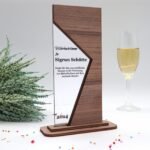 Personalisierte Trophäe aus Nussbaumholz mit Spiegel‑Acryl – Gravur, Logo oder Text – Moderner Pokal & Medaille – Elegante Auszeichnung – Bild 3