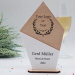 Moderne edle Sport Trophäe, eigener Text Logo, Nussbaum