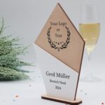 Moderne edle Sport Trophäe, eigener Text Logo, Nussbaum und Acryl - Personalisierte Gravur - Pokal - Auszeichnung - Elegante Ehrungen – Bild 3