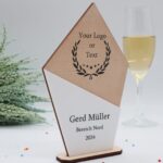 Moderne edle Sport Trophäe, eigener Text Logo, Nussbaum und Acryl - Personalisierte Gravur - Pokal - Auszeichnung - Elegante Ehrungen – Bild 4