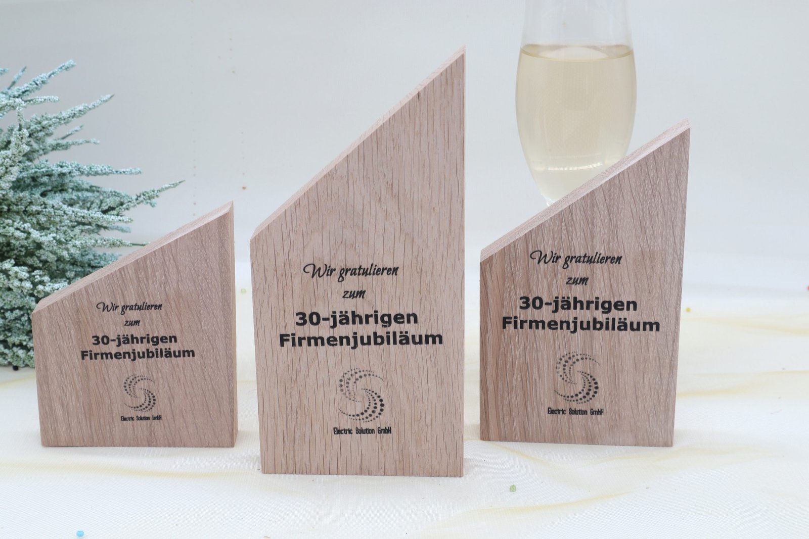 Moderne edle Sport Trophäe, eigener Text Logo, Vollholz Eiche