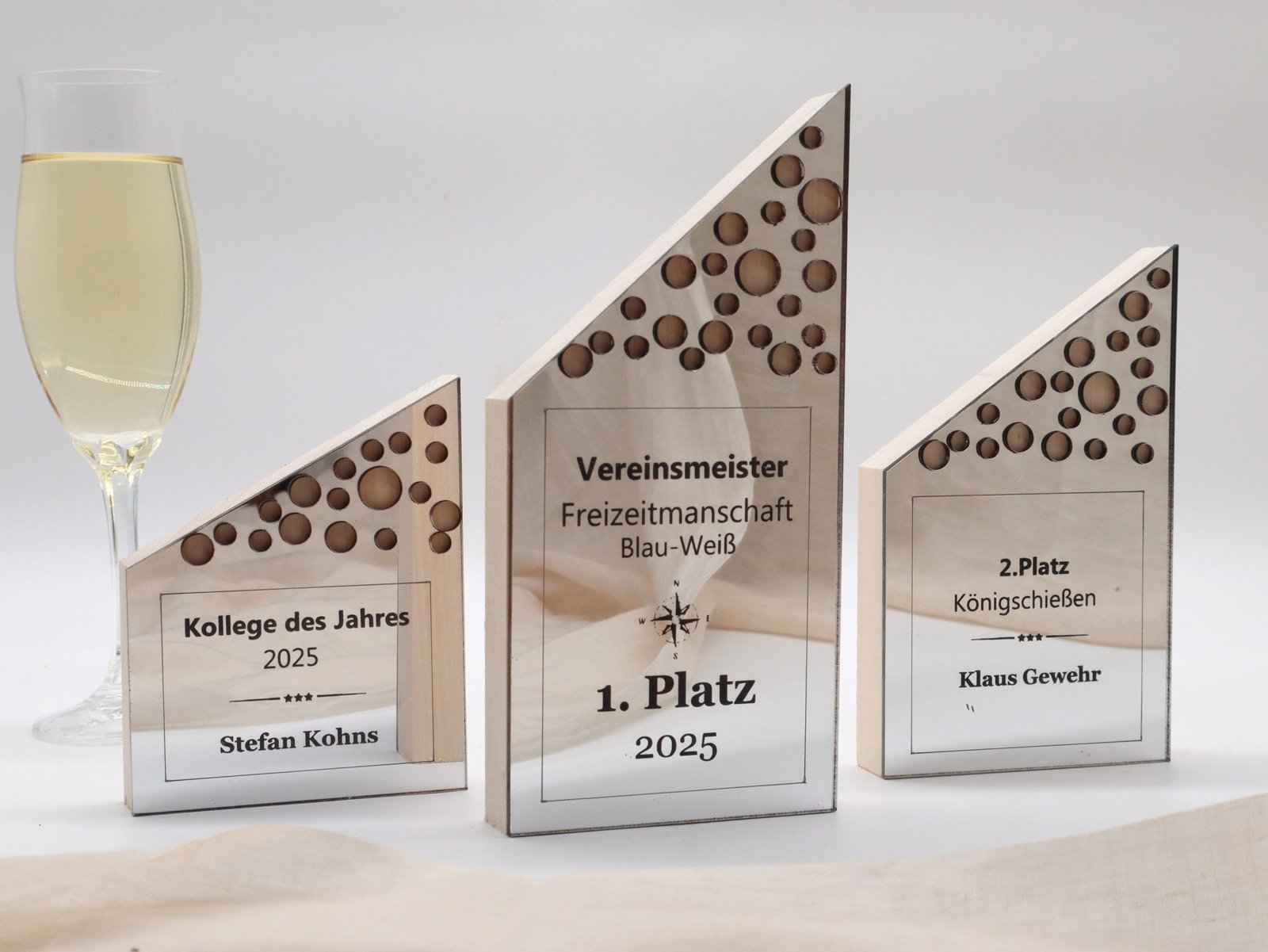 IMG_9357-scaled-1.jpg Award und Moderne personalisierte Holz Jubiläums Trophäe mit Spiegel Acrylglas – Bild 1