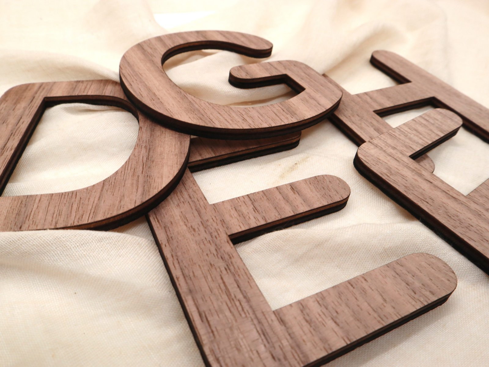 IMG_9614-scaled-1.jpg HOLZ BUCHSTABEN AHORN / NUSSBAUM, natürliche Holzbuchstaben, Personalisierter Schriftzug – Bild 1