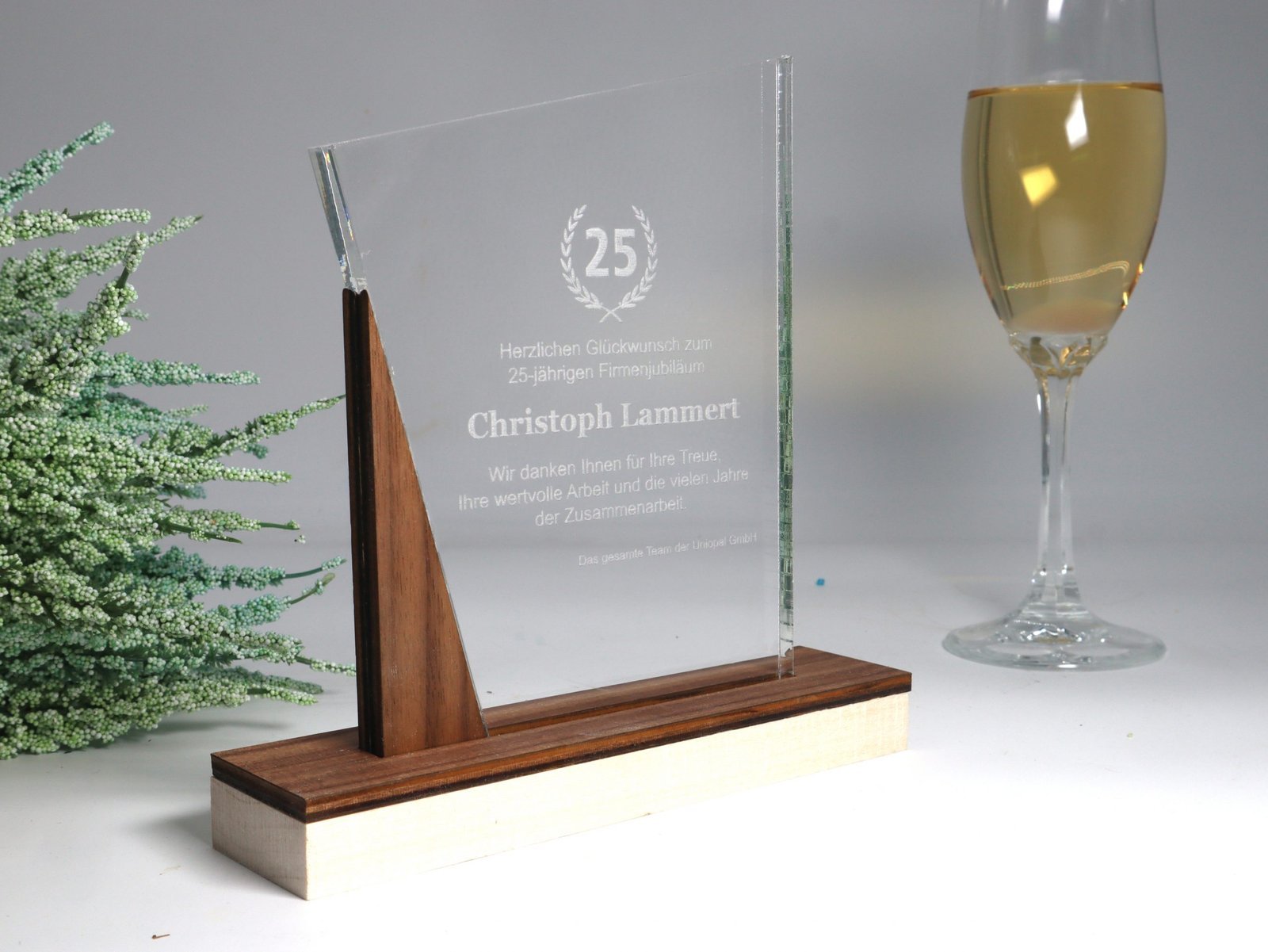 IMG_9702-scaled-1.jpg Repräsentativer Award, Trophäe, Auszeichnung aus Acrylglas und Nussbaum – Bild 1