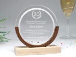 Repräsentativer runder Award, Trophäe, Auszeichnung aus Acrylglas und Nussbaum – Bild 2