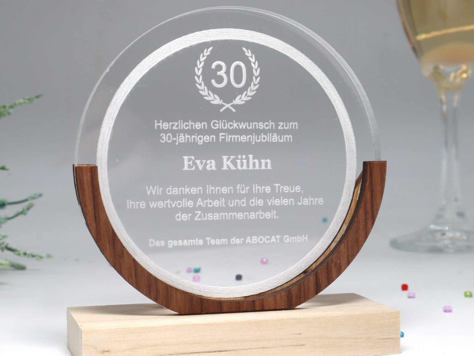 IMG_9717-scaled-1.jpg Repräsentativer runder Award, Trophäe, Auszeichnung aus Acrylglas und Nussbaum – Bild 1