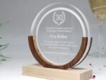 Repräsentativer runder Award, Trophäe, Auszeichnung aus Acrylglas und Nussbaum – Bild 4