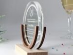 Repräsentativer runder Award, Trophäe, Auszeichnung aus Acrylglas und Nussbaum – Bild 5