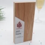 Personalisierter Award und Trophäe, massives Eichenholz und Acryl