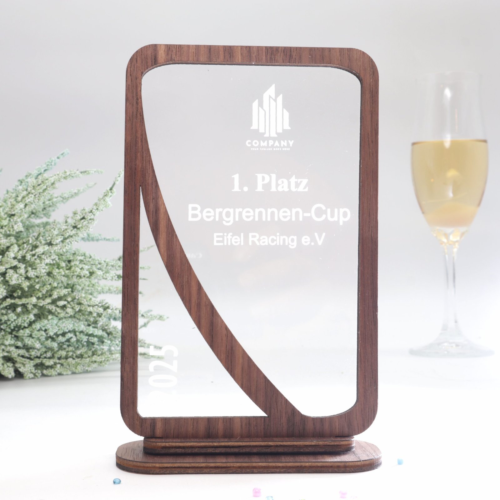 IMG_9873-scaled-1.jpg Personalisierter Pokal und Trophäe, Acryl Glas und Nussbaum Holz