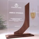 Personalisierter Award, Pokal und Trophäe, Acrylglas und Nussbaum – Bild 4