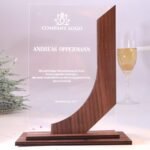 Personalisierter Award, Pokal und Trophäe, Acrylglas und Nussbaum