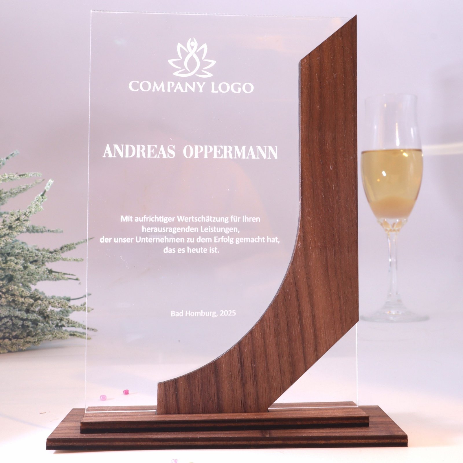 IMG_9896-scaled-1.jpg Personalisierter Award, Pokal und Trophäe, Acrylglas und Nussbaum – Bild 1