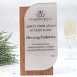 Personalisierter Pokal und Trophäe, massives Eichenholz und Acryl Plakette – Bild 2