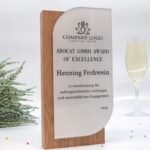 Personalisierter Pokal und Trophäe, massives Eichenholz und Acryl Plakette