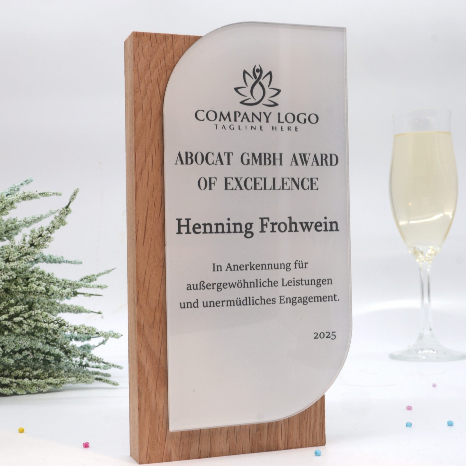 IMG_9899-1-scaled-1.jpg Personalisierter Pokal und Trophäe, massives Eichenholz und Acryl Plakette – Bild 1