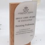 Personalisierter Pokal und Trophäe, massives Eichenholz und Acryl Plakette – Bild 8