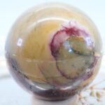 GROSSE MOOKAIT Edelsteinkugel 58 mm, Lila Gelb, schöne Maserung, hohe Qualität, Glänzend – Bild 3