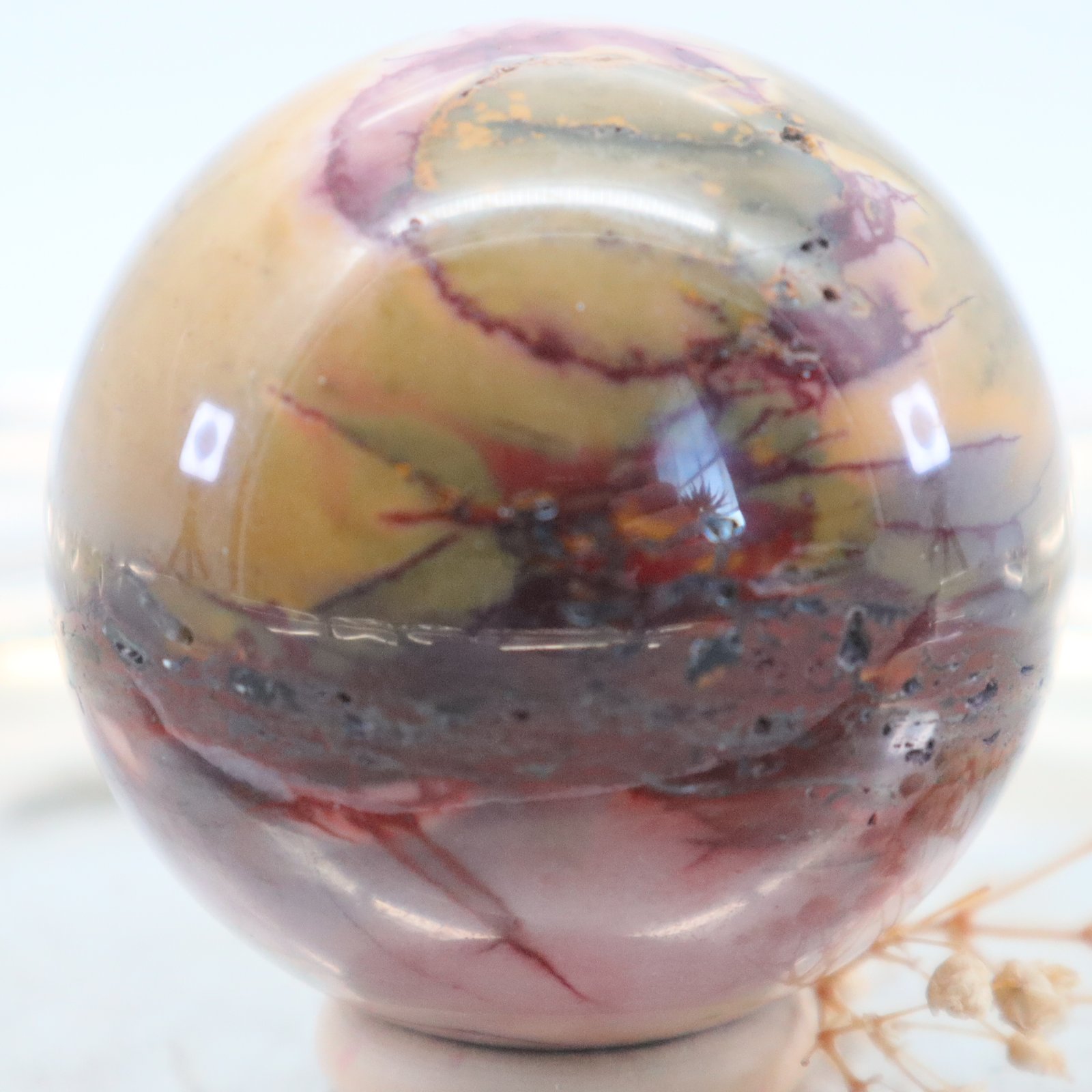 Mokait-1-2.jpg GROSSE MOOKAIT Edelsteinkugel 58 mm, Lila Gelb, schöne Maserung, hohe Qualität, Glänzend – Bild 1