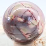 GROSSE MOOKAIT Edelsteinkugel 58 mm, Lila Gelb, schöne Maserung, hohe Qualität, Glänzend – Bild 9