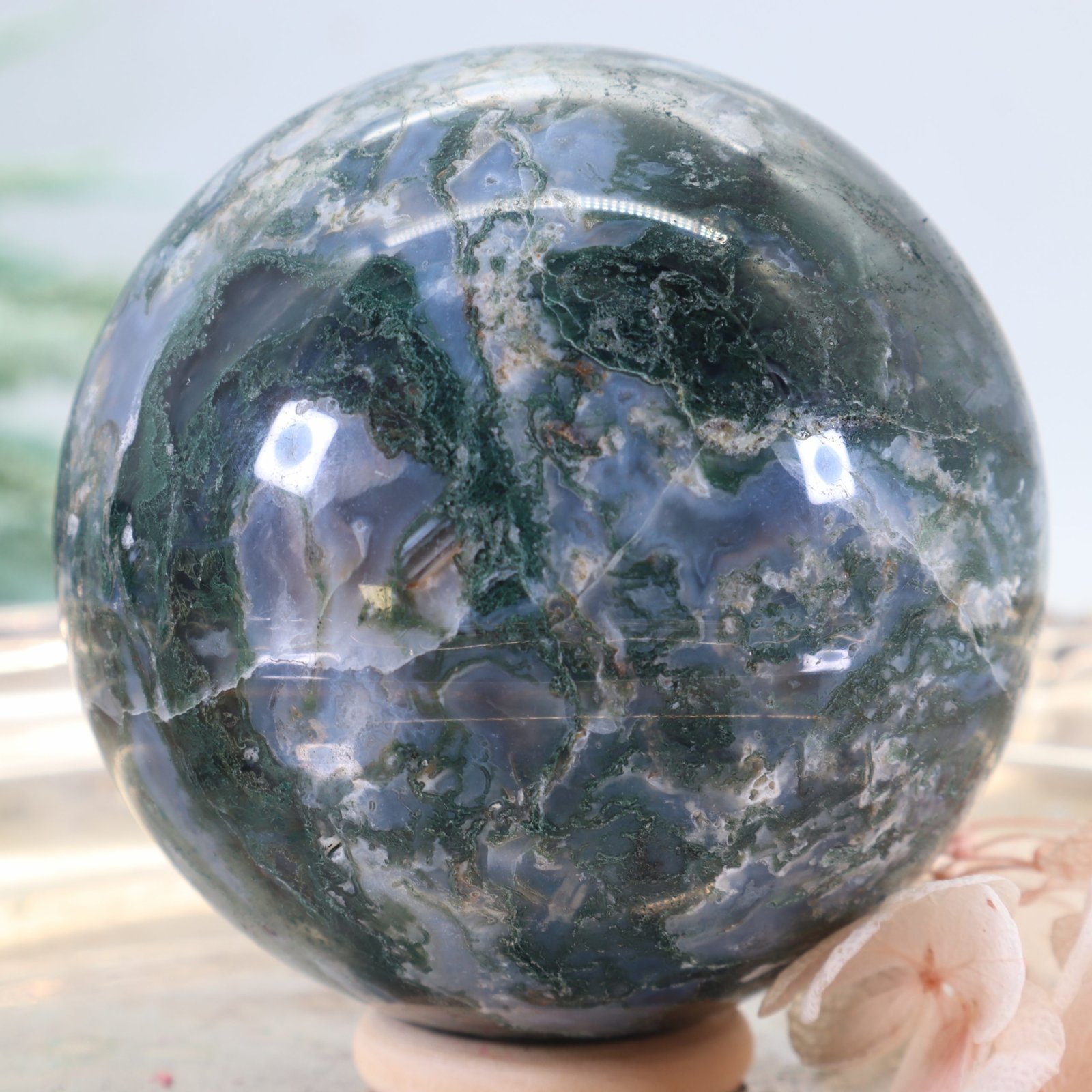 Mosachat-Edeslsteinkugel-3-scaled-1.jpg Dunkel Grüne Moosachat Edelsteinkugel, 71mm – Bild 1