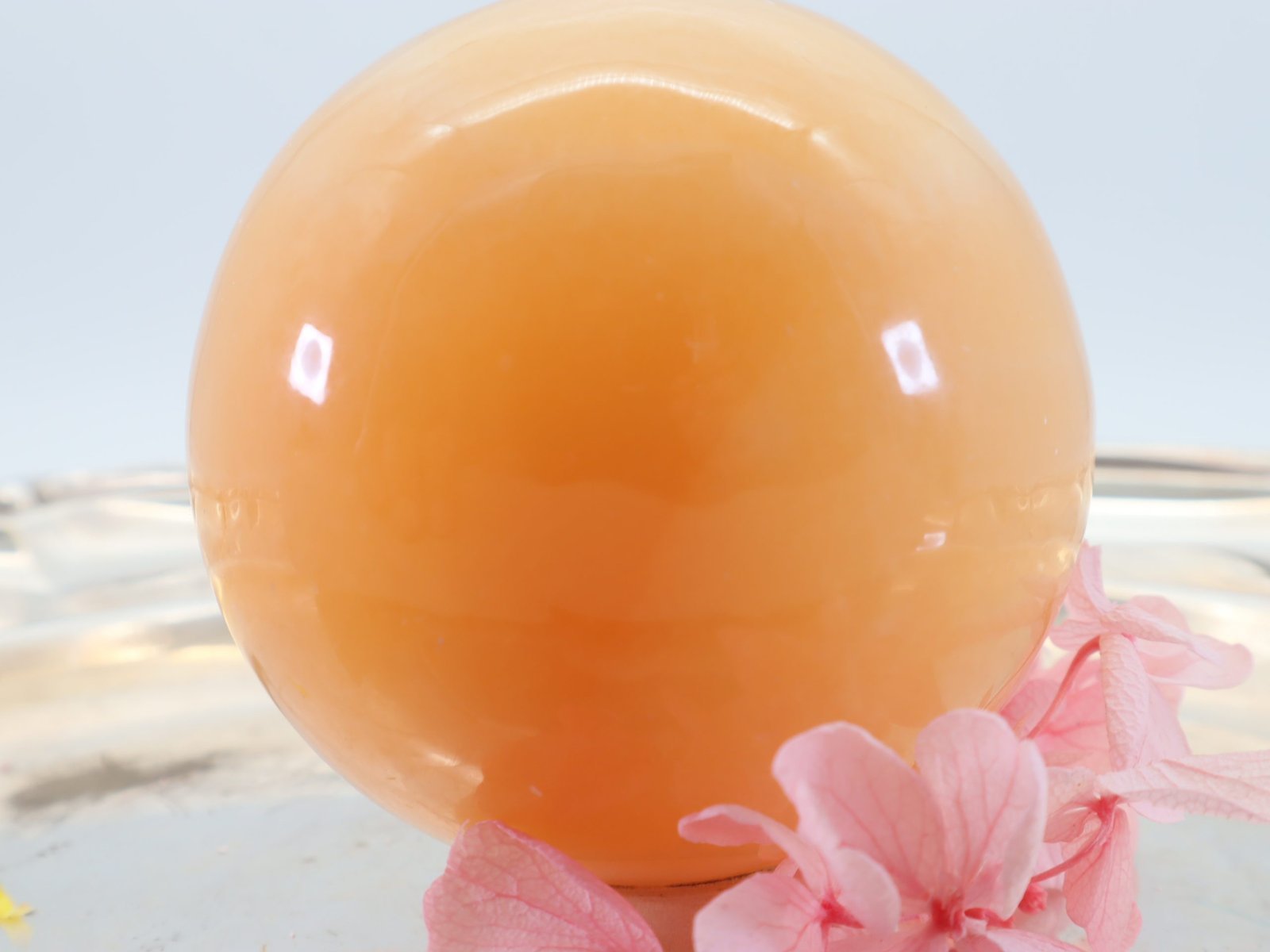 Orangen-Calcit-1-16-scaled-1.jpg Große Orangen Calcit Edelsteinkugel, 69 mm – Bild 1