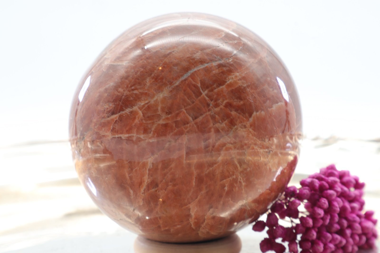 Peach-Moonstone-1-2-scaled-1.jpg Große Peach Mondstein Aprikose Edelstein Kugel, Glänzend poliert, 62 mm – Bild 1