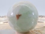 Große Pistazien Calcit Edelsteinkugel, 61 mm – Bild 10