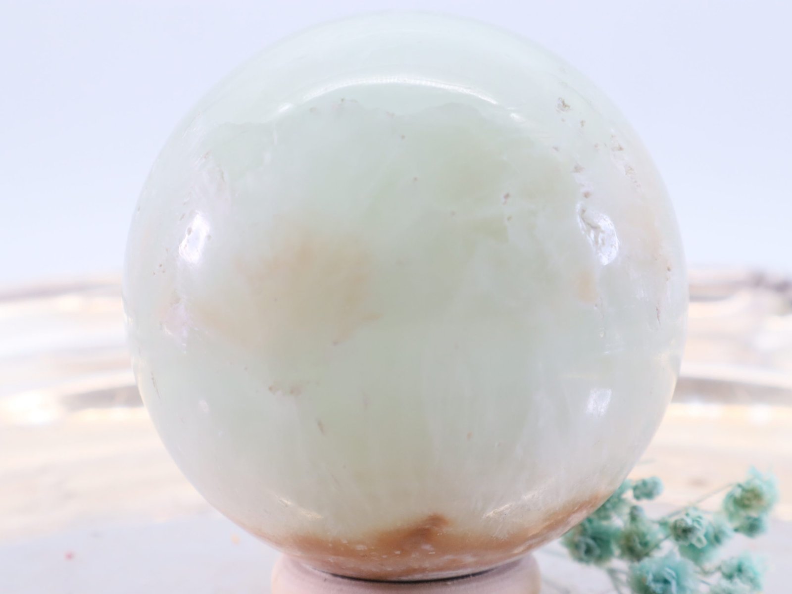 Pistazien-Calcit-1-25-scaled-1.jpg Große Pistazien Calcit Edelsteinkugel, 58 mm – Bild 1