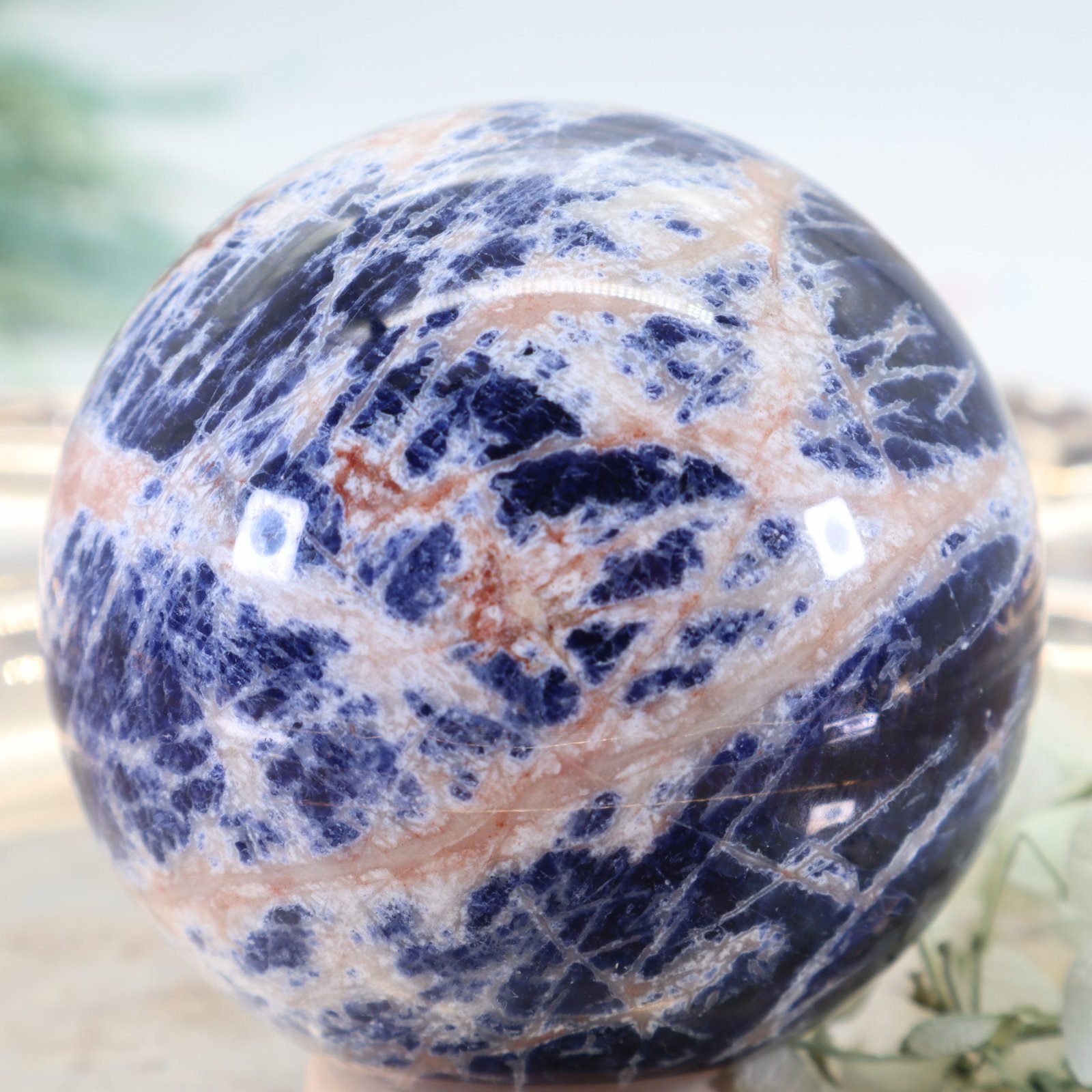 Sodalit-4-scaled-1.jpg Sodalit Edelsteinkugel in Königsblau - hohe Qualität 60 mm – Bild 1