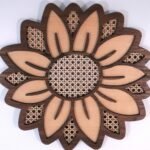 SONNENBLUME mit RATTAN Muster aus Nussbaum und Buche Sperrholz