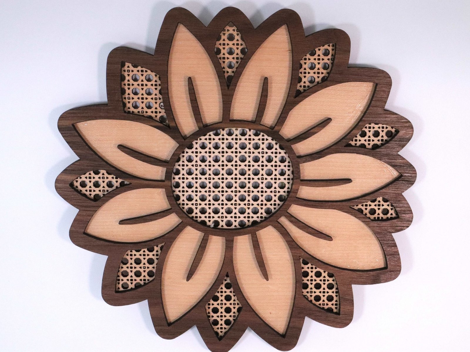 SONNENBLUME mit RATTAN Muster aus Nussbaum und Buche Sperrholz