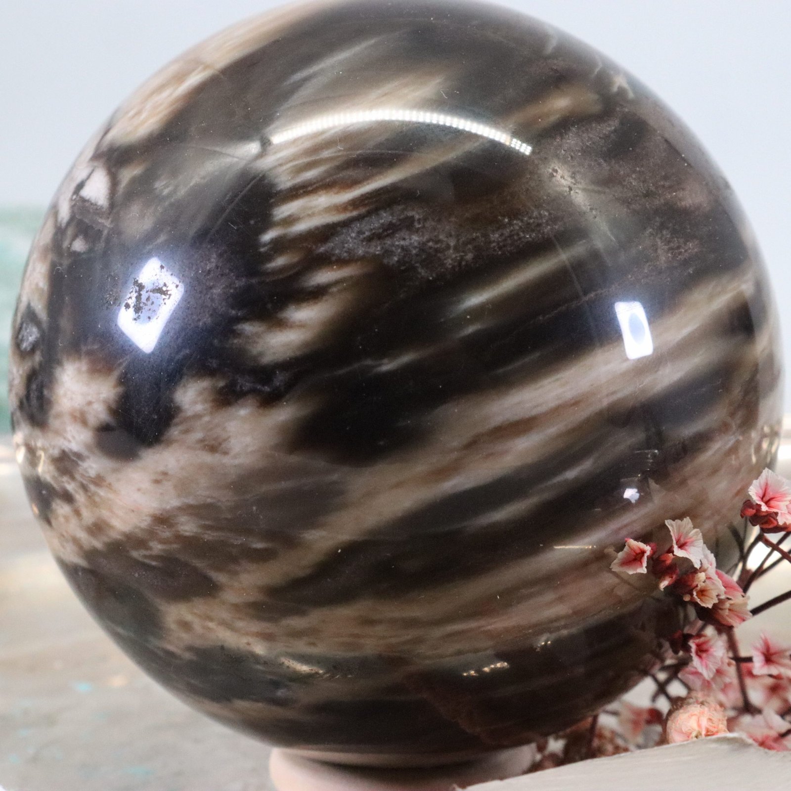 Versteinertes-Holz-1-3-scaled-1.jpg Große Versteinertes Holz Edelsteinkugel aus Deutschland, Kieselholz, Braun, 83mm – Bild 1