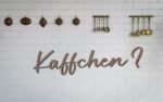 Küchen Dekoration Schild "Käffchen?"
