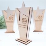 Moderner edler Holz-Award und Trophäe, eigener Text oder Logo – Bild 3