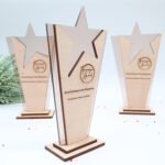 Moderner edler Holz-Award und Trophäe, eigener Text oder Logo – Bild 4