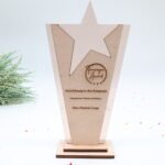 Moderner edler Holz-Award und Trophäe, eigener Text oder Logo