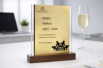 Personalisierte Acryl‑Holz Award GOLDJUNGE – Premium Firmenaward mit Gravur, Abschiedsgeschenk, Jubiläum, Anerkennung – Bild 2