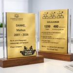 Personalisierte Acryl‑Holz Award GOLDJUNGE – Premium Firmenaward mit Gravur, Abschiedsgeschenk, Jubiläum, Anerkennung