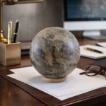 Premium Büro Geschenk Deko & Design Objekt - Edelsteinkugel Muschelkalk - Moderne Einrichtung - Fossilien Briefbeschwerer für Büro