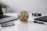 Premium Büro Geschenk Deko & Design Objekt - Edelsteinkugel Muschelkalk - Moderne Einrichtung - Fossilien Briefbeschwerer für Büro – Bild 7