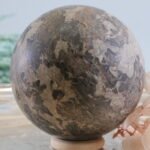 Premium Büro Geschenk Deko & Design Objekt - Edelsteinkugel Muschelkalk - Moderne Einrichtung - Fossilien Briefbeschwerer für Büro – Bild 8